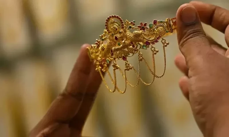 Gold price rises by Rs5,500 per tola in Pakistan