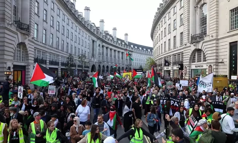 Thousands rally in London in solidarity with Palestinians