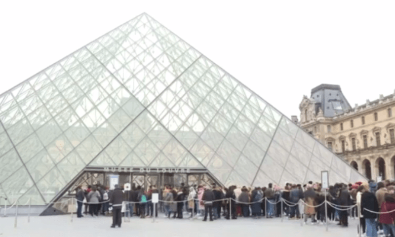 Louvre museum evacuated and closed over fear of attack