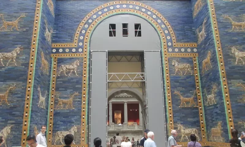 Babylon Berlin: antiquities museum shuts for 14-year facelift