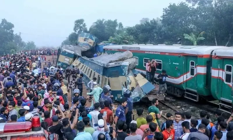 Fifteen killed, over 100 injured in Bangladesh train crash