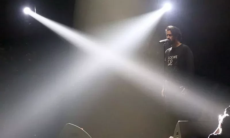 Atif Aslam advises fan to not shower him with money