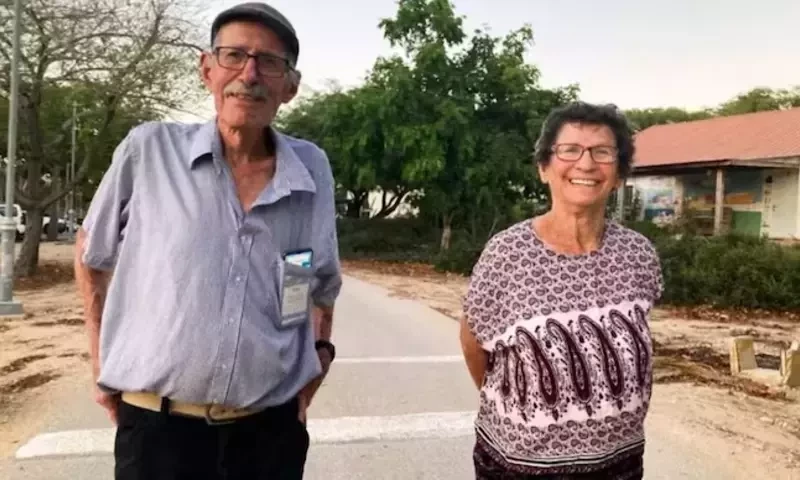 Why did the released elderly Israeli woman shake hands with the Hamas fighter?