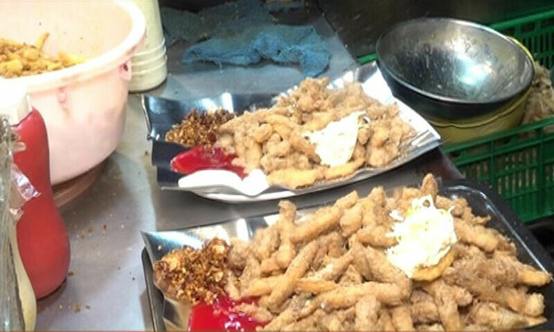 After &lsquo;Anday wala burger&rsquo;, &lsquo;Anday walay fries&rsquo; attract foodies in Karachi