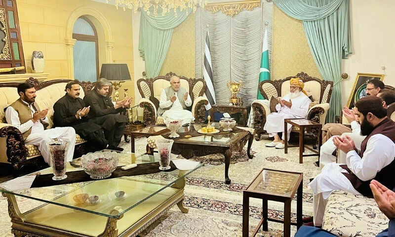 PTI delegation meets JUI-F&rsquo;s Fazl to offer condolences, &lsquo;discuss politics&rsquo;