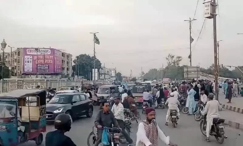Police baton charge protesters at Karachi&rsquo;s Numaish Chowrangi