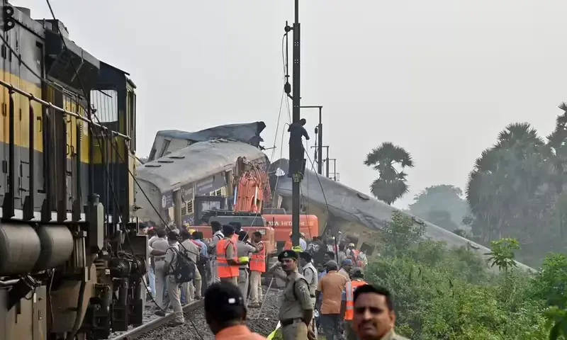 Death toll in India train crash rises to 13