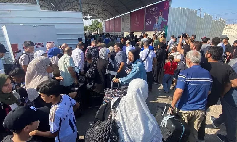 First evacuees leave Gaza as Israeli offensive intensifies