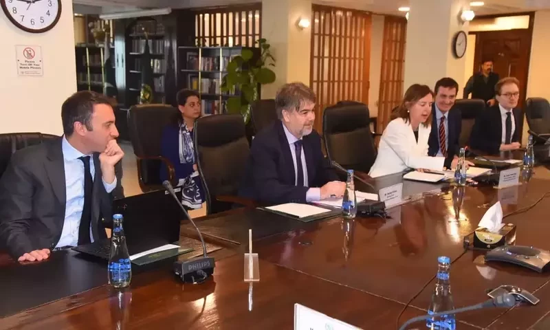 IMF mission lauds govt&rsquo;s commitment to meeting first quarter targets
