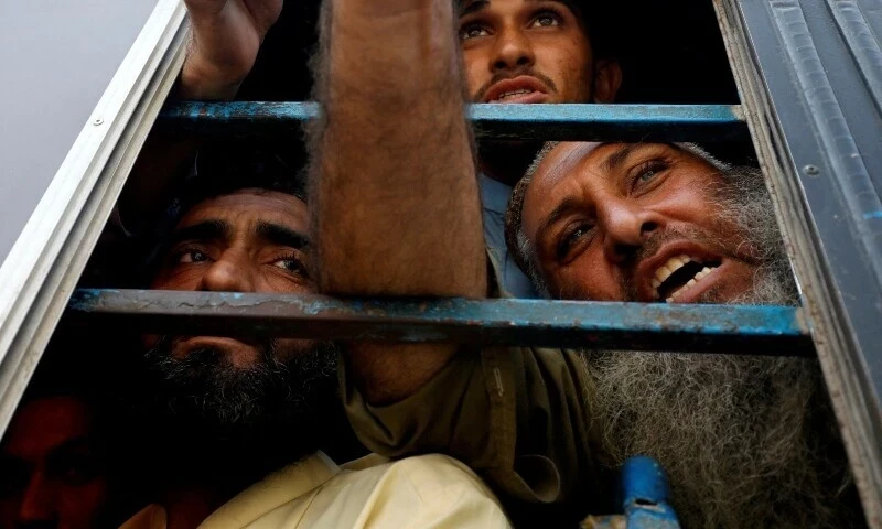Pakistan speeds up Afghans&rsquo; repatriation after deadline expires