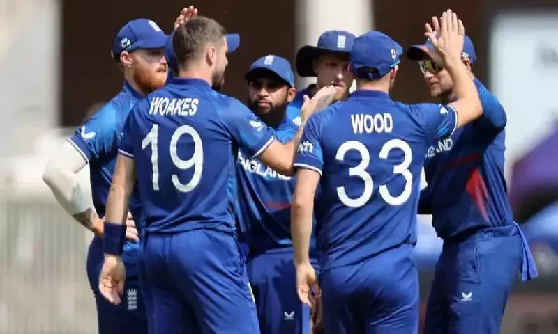 England bowl against Australia in World Cup &lsquo;pride&rsquo; fight