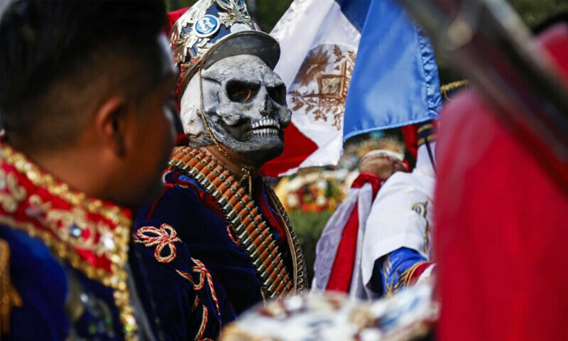 Thousands flock to Day of the Dead parade in Mexico City