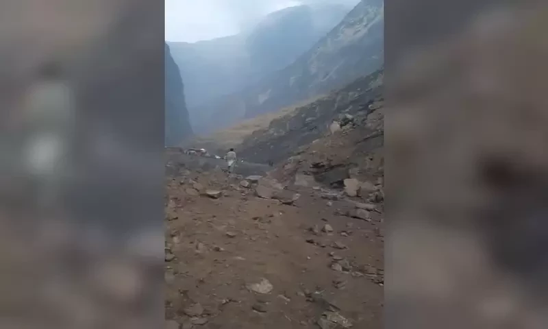 Landslide blocks highway connecting Balochistan, Punjab