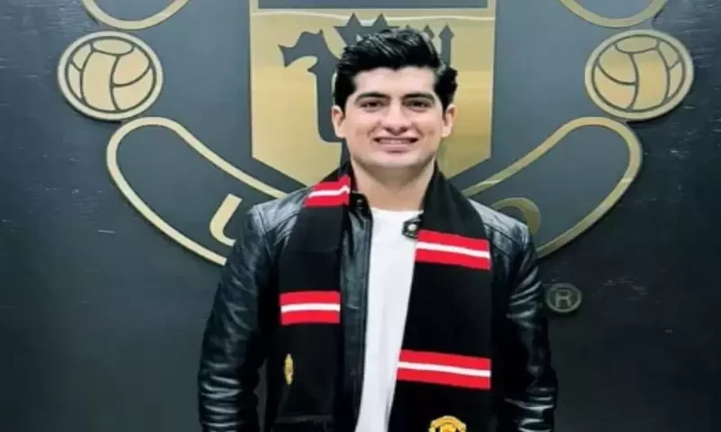 Naseem Shah receives love from Manchester United in fanboy moment