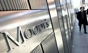 Moody&rsquo;s downgrades US debt rating outlook to negative