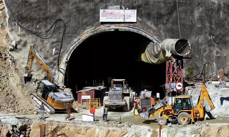 Indian officials consider five new plans to rescue men trapped in tunnel