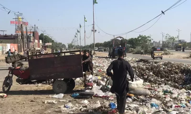Forced out of Pakistan, Afghan waste pickers count their losses
