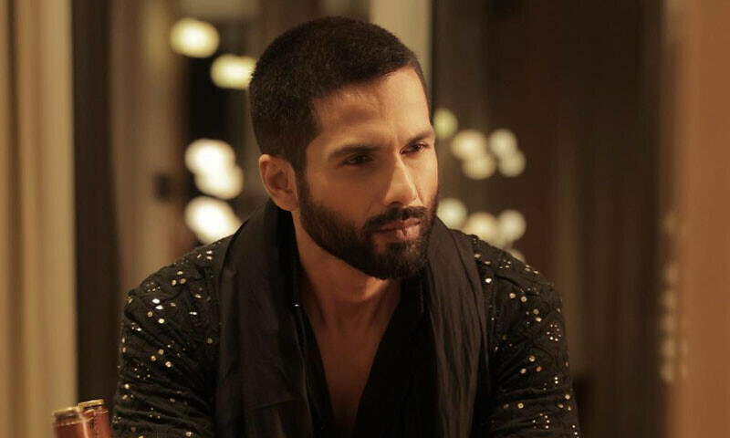 On stage tumble leaves Shahid Kapoor&rsquo;s fans in awe