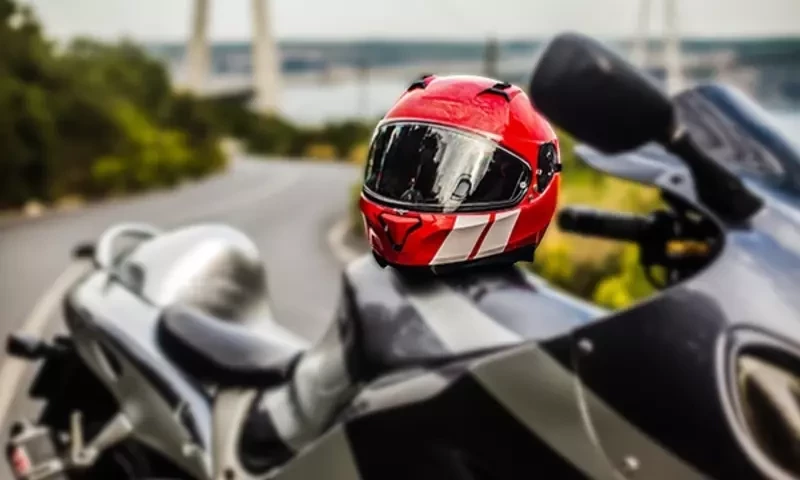 What law in Pakistan exempts govt officers for not wearing helmet?