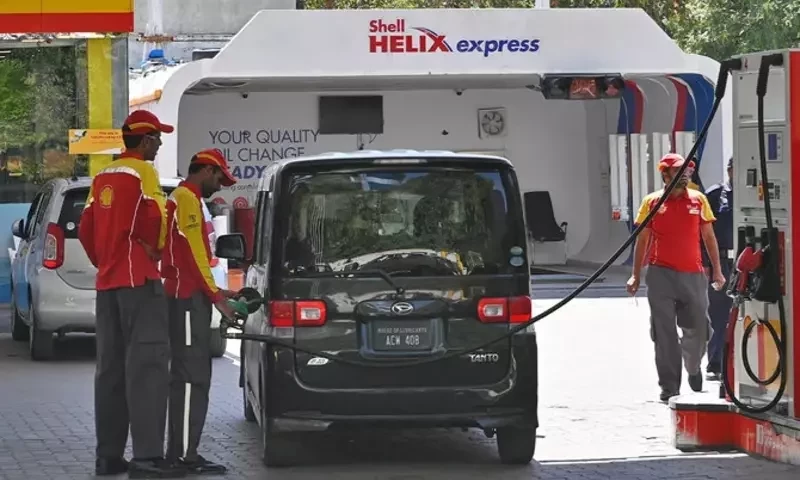 Govt keeps petrol price unchanged, slashes HSD by Rs7