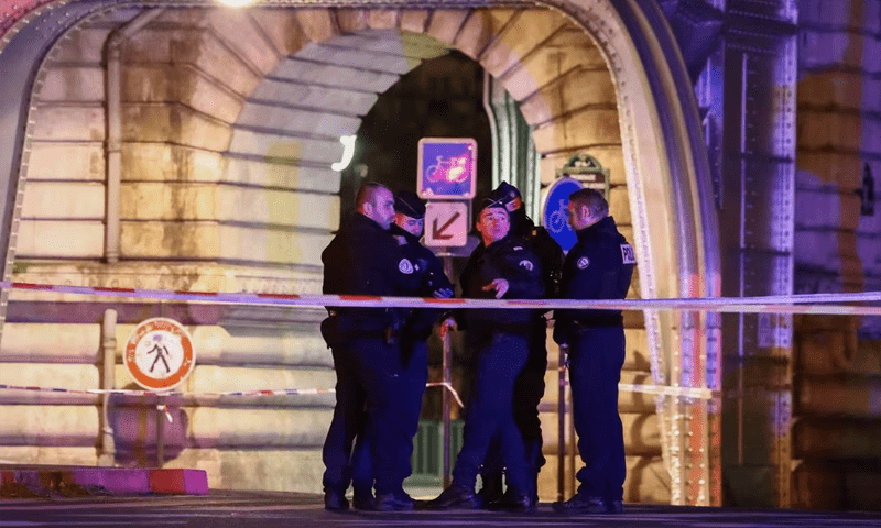 One dead, two injured after man attacks tourists near Paris&rsquo; Eiffel Tower