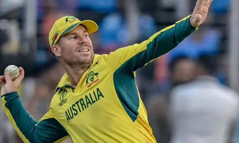 Khawaja defends &lsquo;hero&rsquo; Warner after stinging Johnson criticism