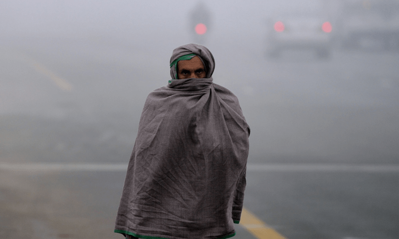 Smog and fog intensify as temperatures drop across Pakistan