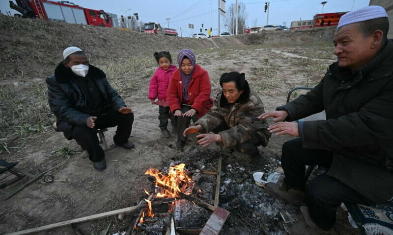 Rescuers dig in freezing cold after China quake kills 131