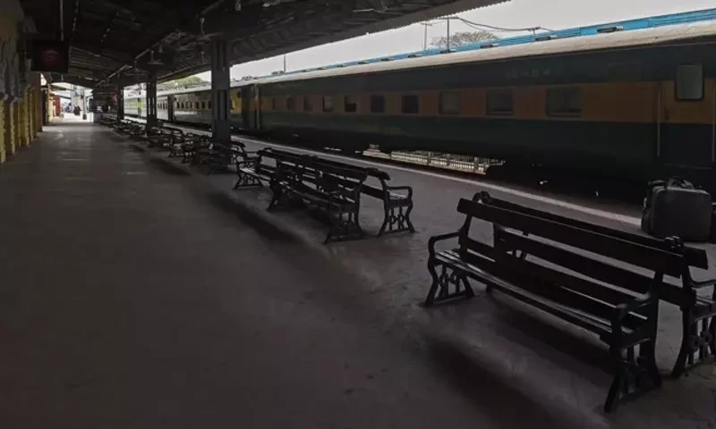 Bomb found in train at Karachi Cantt railway station
