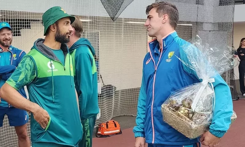 Pakistan players, staff come with Christmas gifts for Aussies