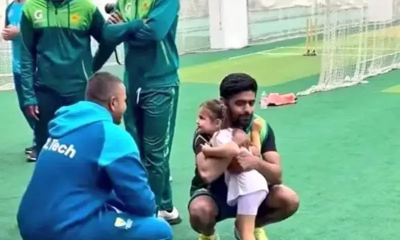 Adorable moment when Usman Khawaja&rsquo;s daughter hugged Babar Azam