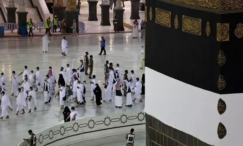 Saudi govt urges facemasks at Islam&rsquo;s holiest sites amid new Covid-19 variant