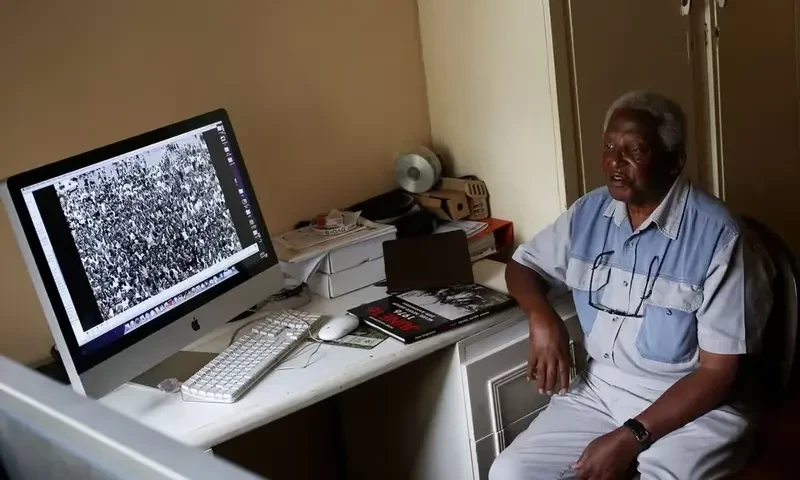 Peter Magubane, South African photographer who documented apartheid, dies aged 91