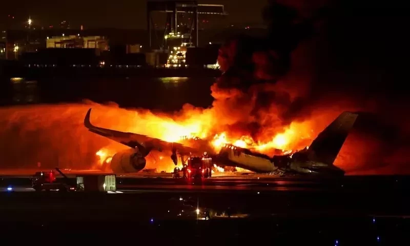 Five dead as Japan airplanes engulf in flames after collision