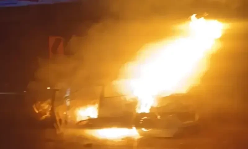 People saved from burning car in Karachi&rsquo;s Shahrah-e-Faisal