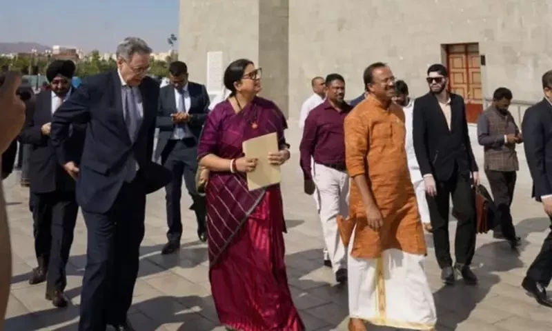 Indian minister pays historic visit to Madina