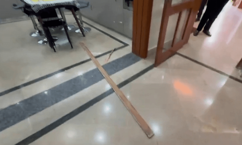 Islamabad police suspends 5 cops for raiding Gohar&rsquo;s house