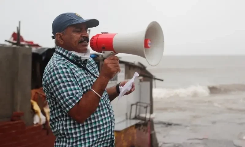 Indian man requests permission to insult newspaper officials