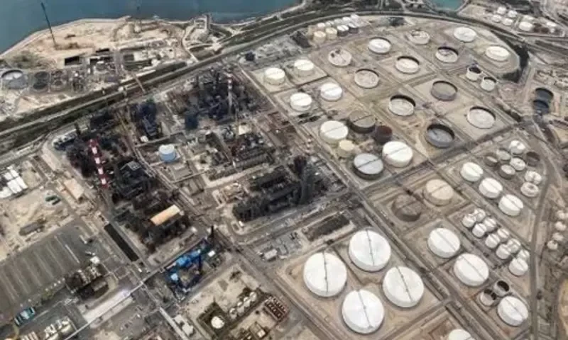 Oil slips despite Middle East conflict