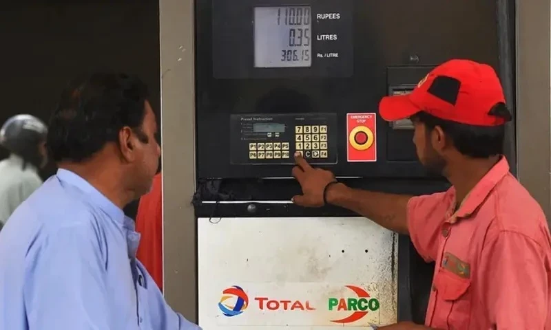 Pakistan slashes petrol price by Rs8/litre