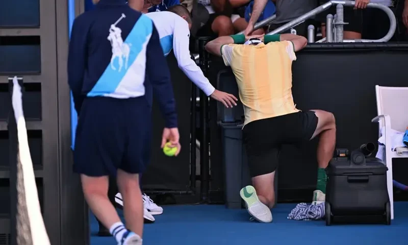 Australian Open: Britain&rsquo;s Jack Draper vomits on court