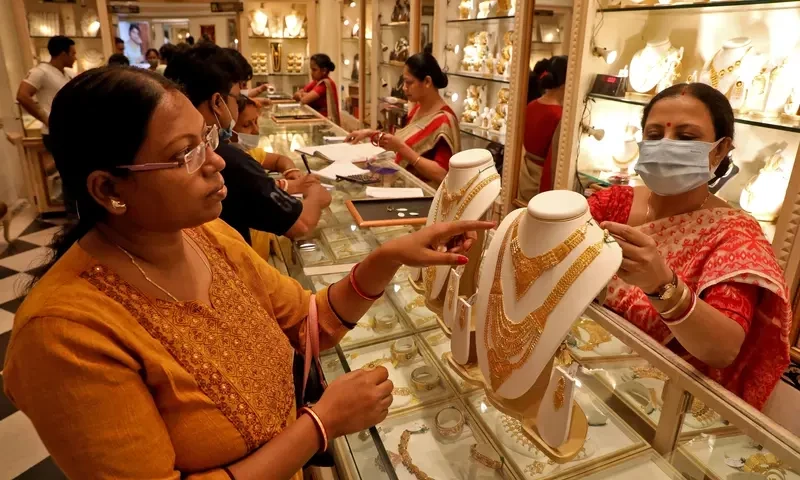 Gold set for weekly fall as US rate cut hopes ebb