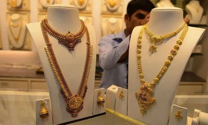 Gold price up by Rs300/tola in Pakistan