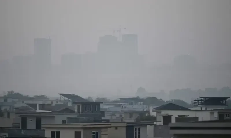 Life at a standstill as fog engulfs Rawalpindi, Islamabad