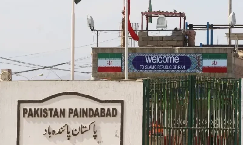 Envoys of Pakistan, Iran return to embassies following understanding: FO