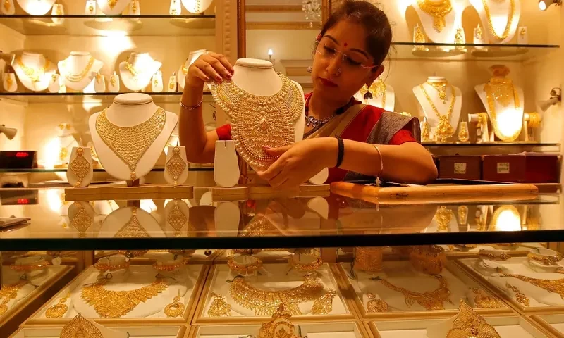 Gold rates up by Rs700 per tola
