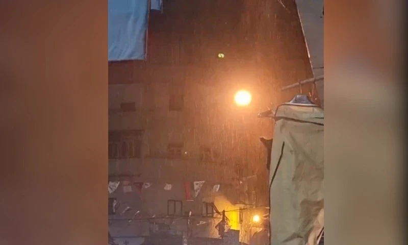 Light rain in Karachi turns weather chilly