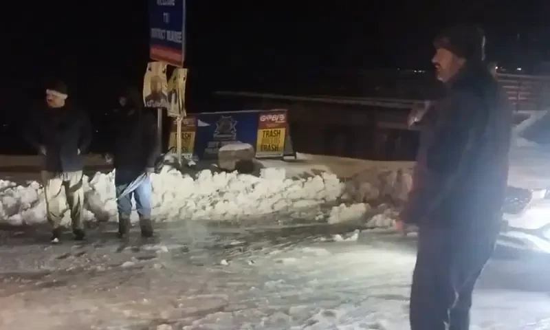 Tourists stranded following heavy snowfall in Murree, Galyat