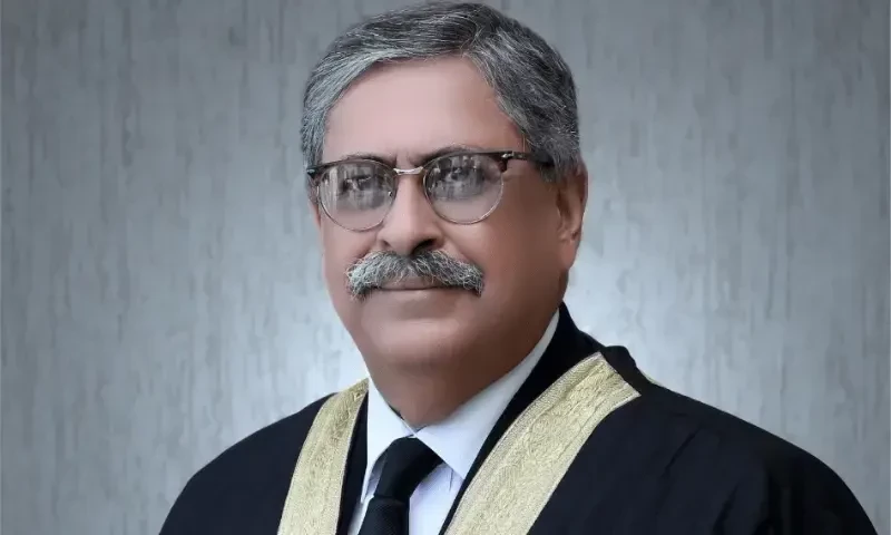 Supporters of PTI confront Justice Minallah in London