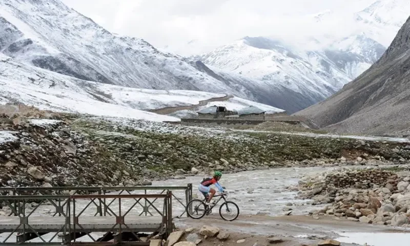 Heavy snowfall prompts KDA to ban tourists&rsquo; entry in Naran